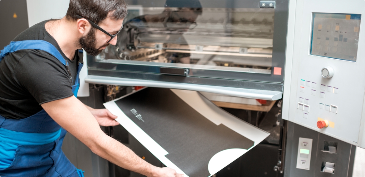 Man bij industriële drukmachine