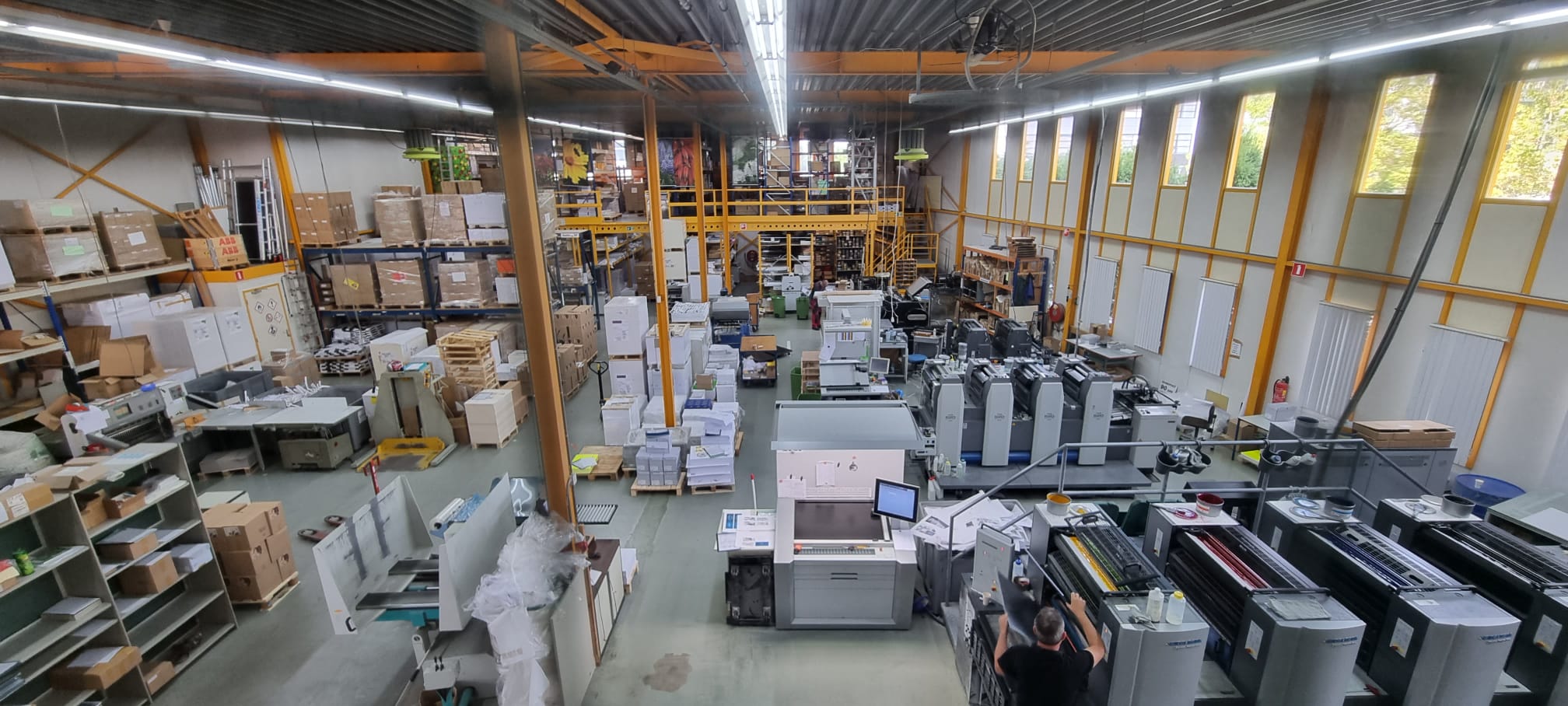 Opslagruimte in een drukkerij met stapels papier.