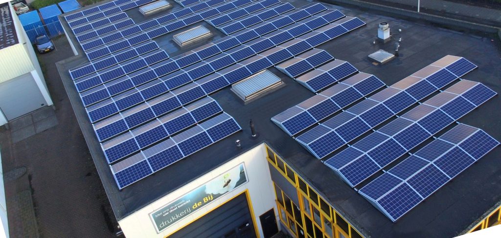 Zonnepanelen op industrieel dak voor duurzame energie