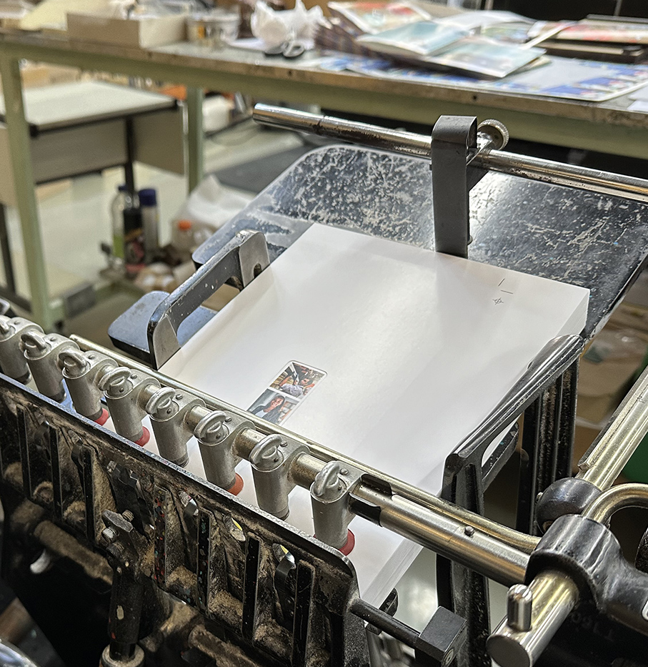Papier in een printer met klemdrukken.