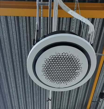 Rond ventilatiesysteem aan plafond gemonteerd
