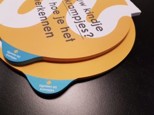 Folders over krampjes bij baby's op donkere tafel