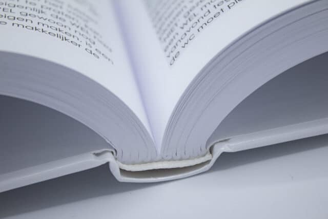 Openliggend boek met pagina's zichtbaar