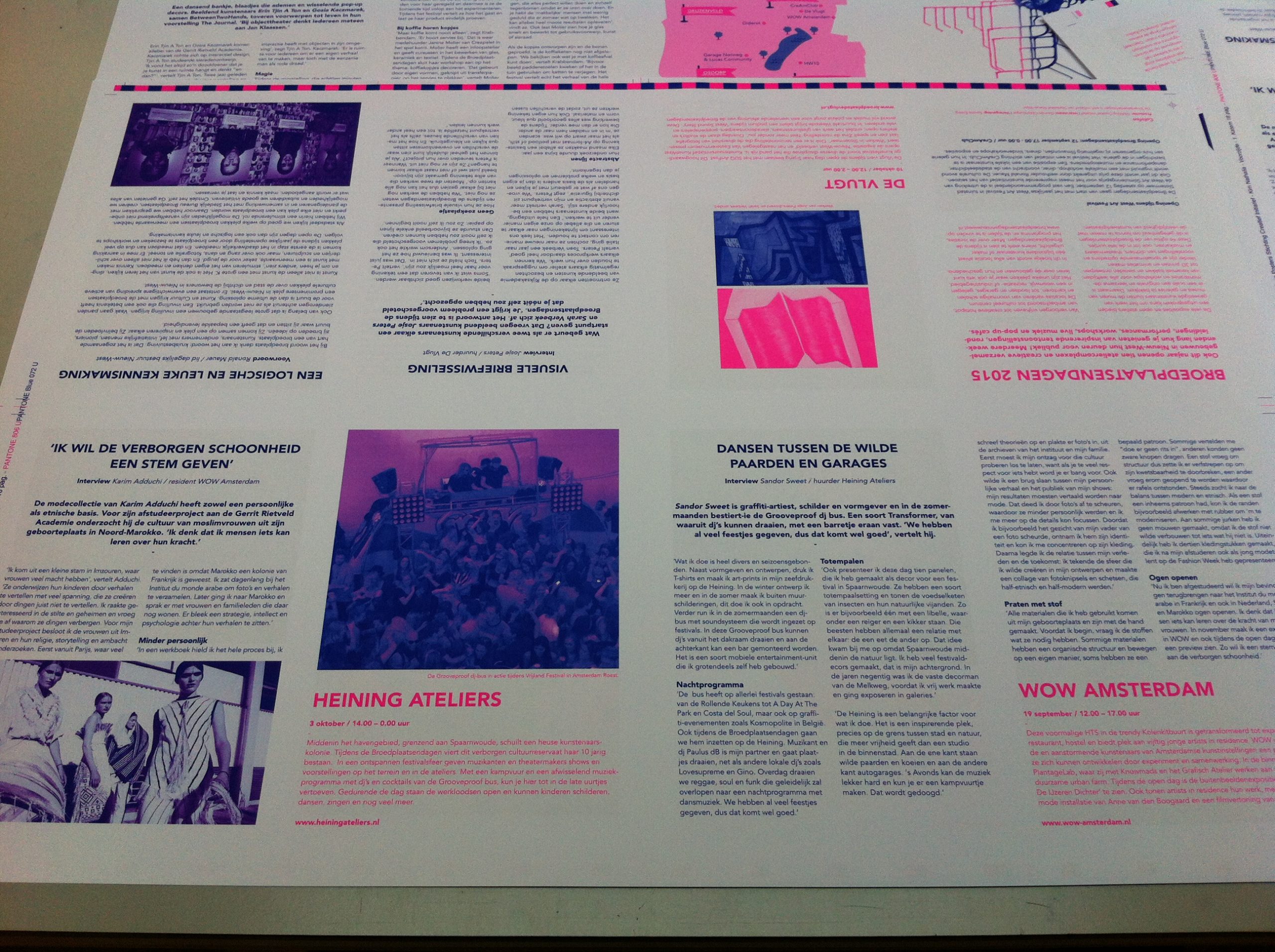 Artistieke posters en tekst in paars en roze ontwerp.