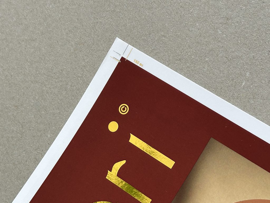 Detail van rood drukwerk met gouden elementen