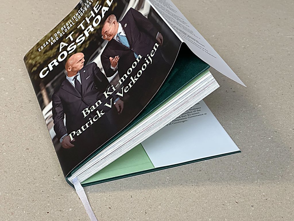 Open boek op tafel met mannen op cover.