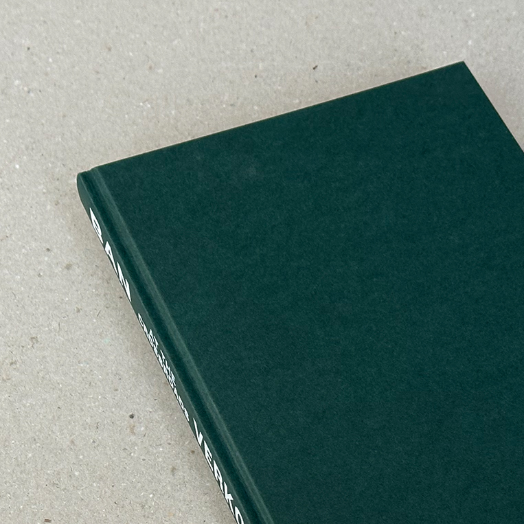 Donkergroen boek op beige achtergrond