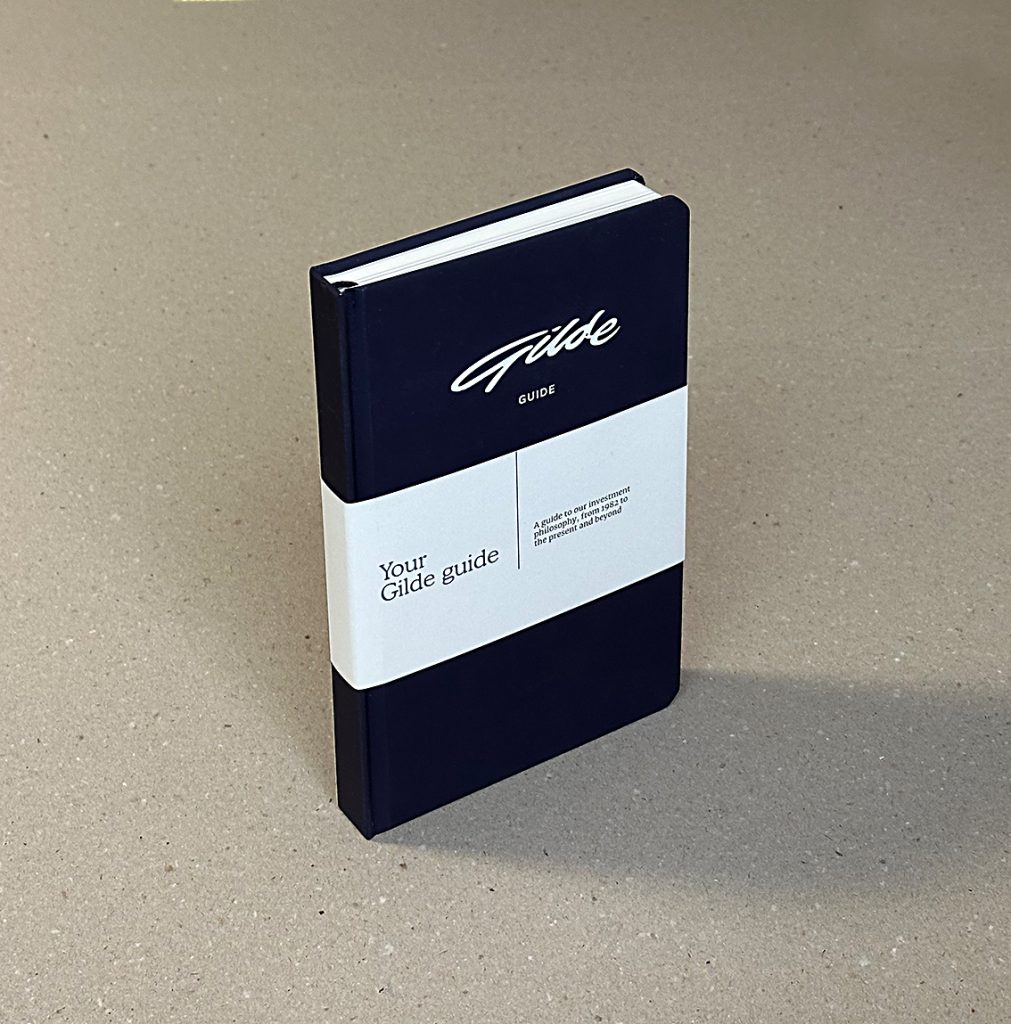 Blauw boek met tekst 'Your Gilde guide' op omslag.