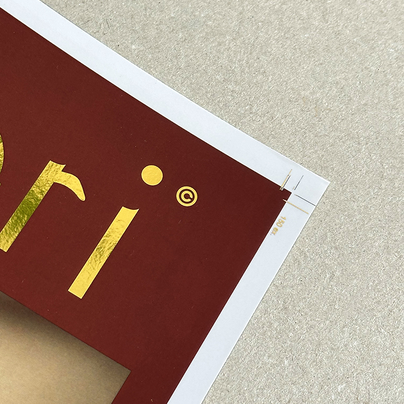 Detail van rode print met gouden letters.